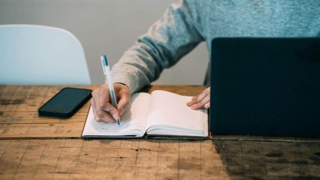 10+ Tips Menulis Buku dengan Mudah, Cocok untuk Pemula!