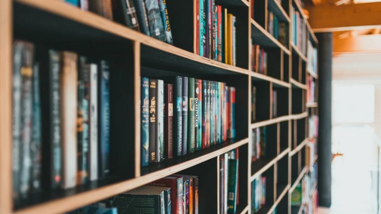 Tahapan Menerbitkan Buku: Dari Menulis Sampai Buku Siap Dinikmati Pembaca