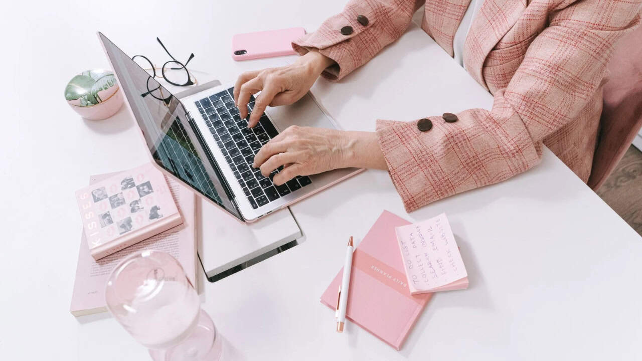 Cara Memilih Editor Naskah Profesional untuk Naskah Buku yang Diterbitkan Sendiri