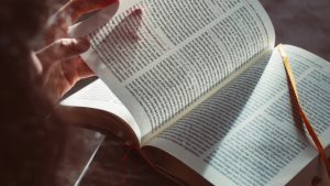 Simak 8 Manfaat Menerbitkan Buku bagi Dosen