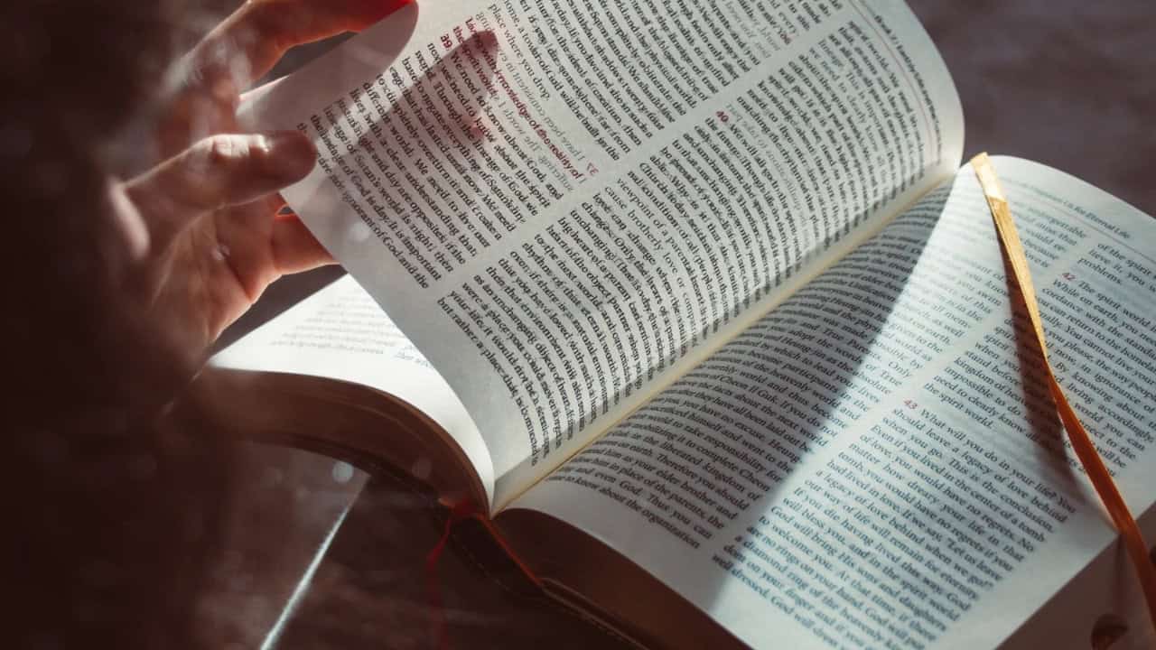 Simak 8 Manfaat Menerbitkan Buku bagi Dosen