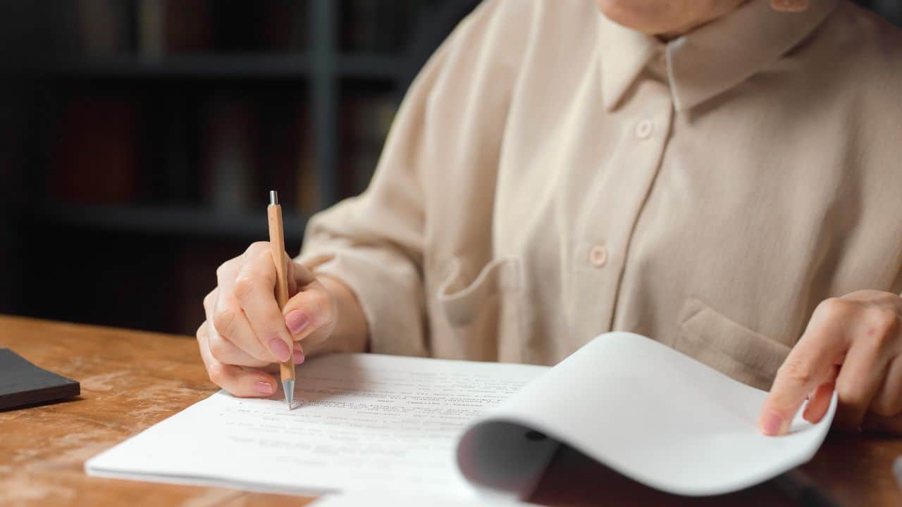 Perbedaan Editing dan Proofreading Naskah yang Perlu Dipahami oleh Penulis Pemula