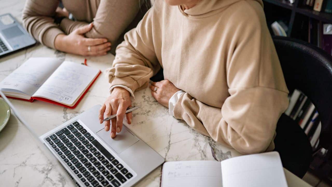 7 Cara Membangun Personal Branding untuk Penulis Novel Mulai dari Nol