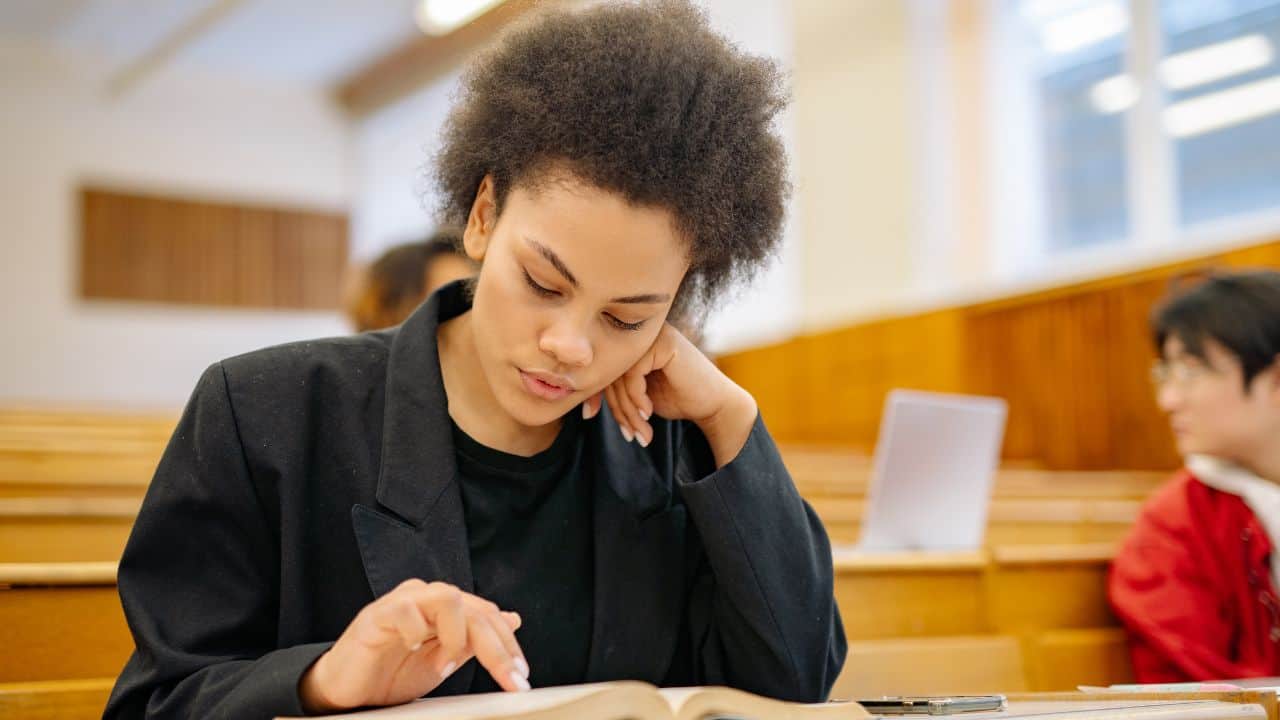 Cara Kembali Rutin Membaca Buku untuk Kamu yang Mulai Malas Membaca