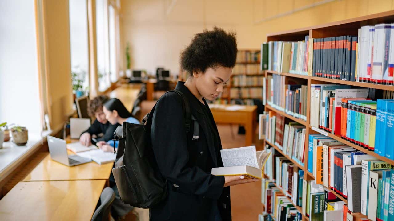 Cara Kembali Rutin Membaca Buku untuk Kamu yang Mulai Malas Membaca