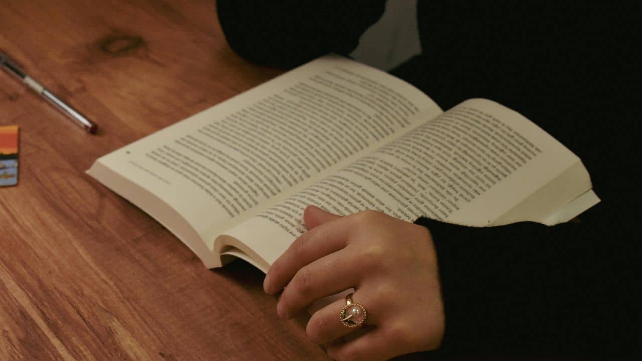 Mengenal 4 Jenis Sudut Pandang di Cerita Novel: Sudut Pandang Orang Pertama, Kedua, Ketiga dan Campuran