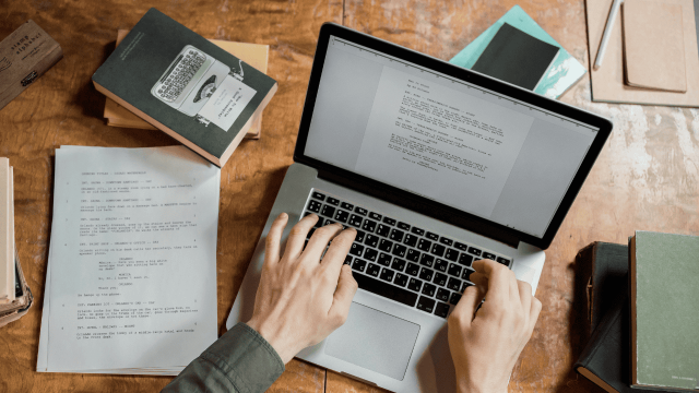 10 Cara Menjadi Editor Buku Profesional yang Dicari Penerbit