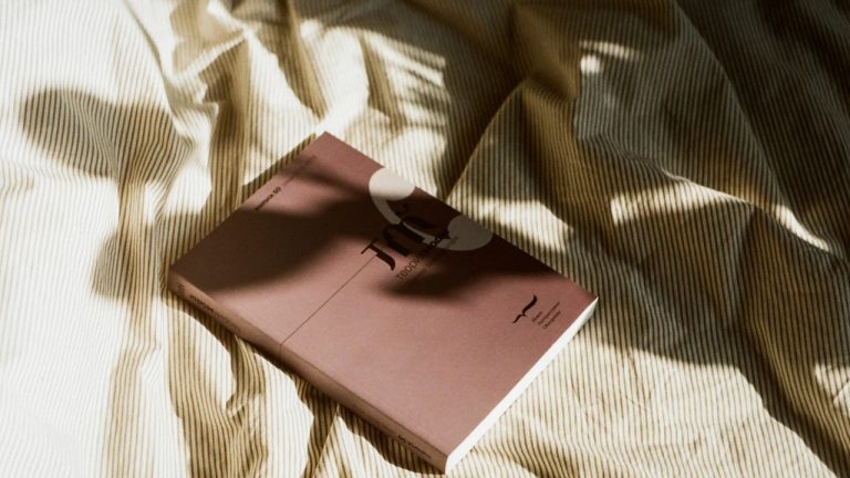 8 Kesalahan Fatal Desain Cover Buku yang Membuat Pembaca Skip Bukumu