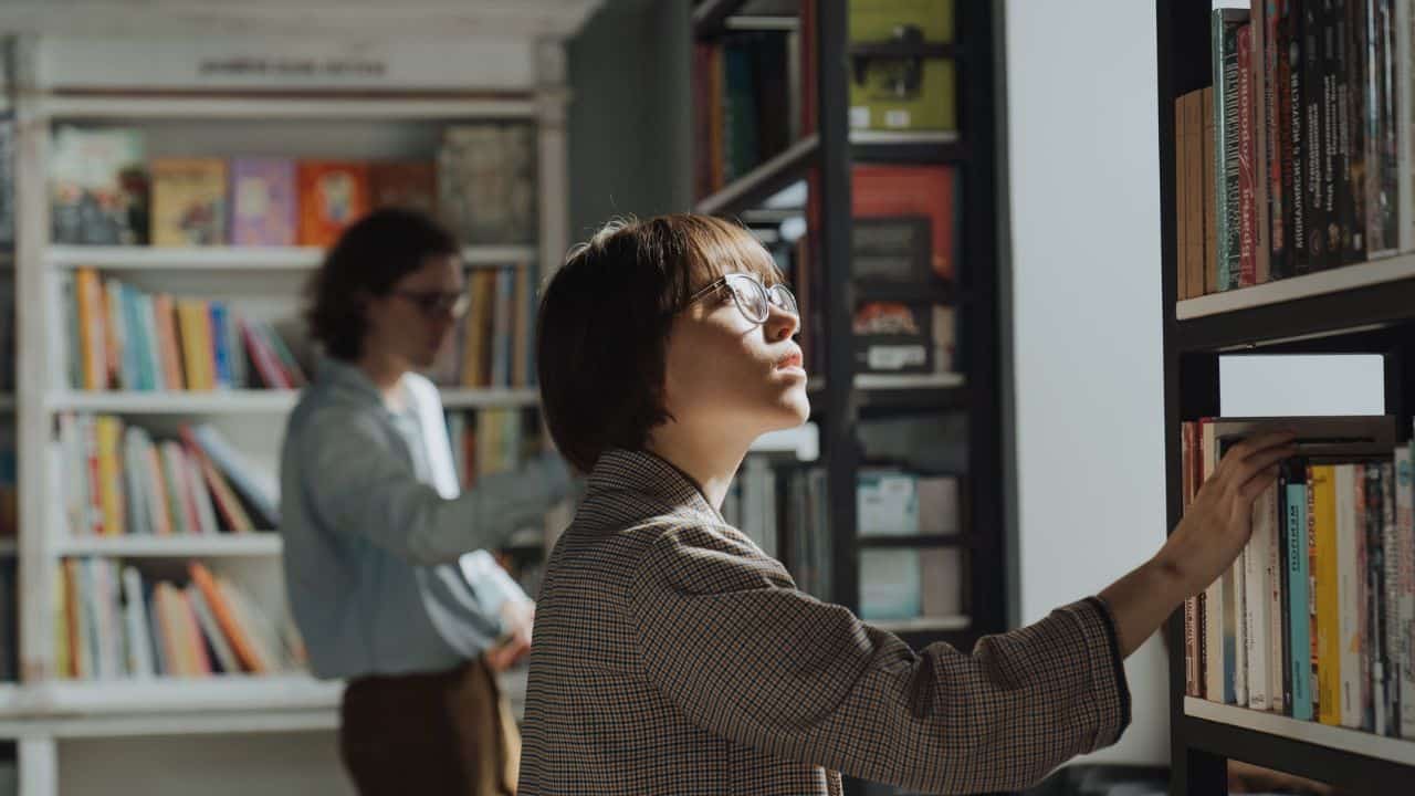 10 Tips Memilih Jasa Penerbitan Buku untuk Buku Novel Pertamamu