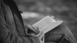 7 Manfaat Membaca Buku Biografi yang Perlu Diketahui